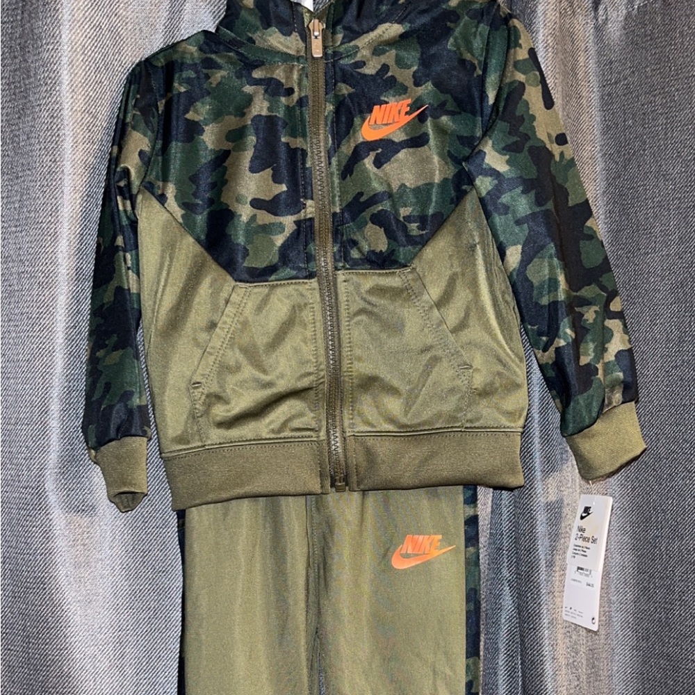 Brand New Nike Baby 2Piece Set 24Months